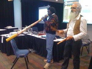 Witiyana Marika and Richard Trudgen play a Manikay (Songline) to farewell seminar participants